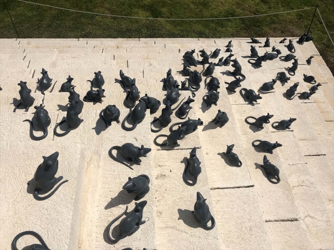 Apollon Tapınağı basamaklarına 73 'mitolojik fare' yerleştirildi